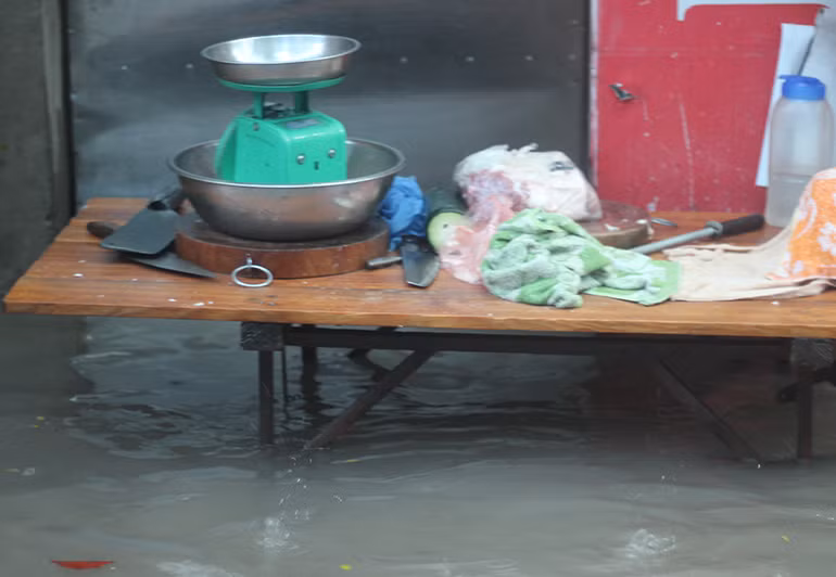 Nước ngập sâu tại một quầy bán thịt lợn trên phố Đội Cấn.