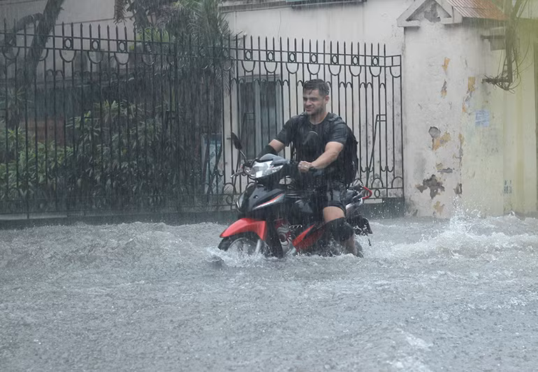 Người nước ngoài "vượt sông" ở Hà Nội.