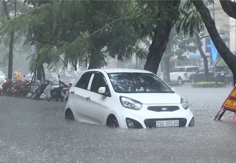 Tại ngã tư Lý Thường Kiệt - Phan Bội Châu (quận Hoàn Kiếm, Hà Nội) lúc 12h cùng ngày, mực nước cũng bắt đầu dâng cao, nhiều xe ô tô bị nước nhấn chìm.