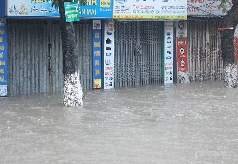 Nhà cửa, quán xá phải đóng cửa do nước ngập.