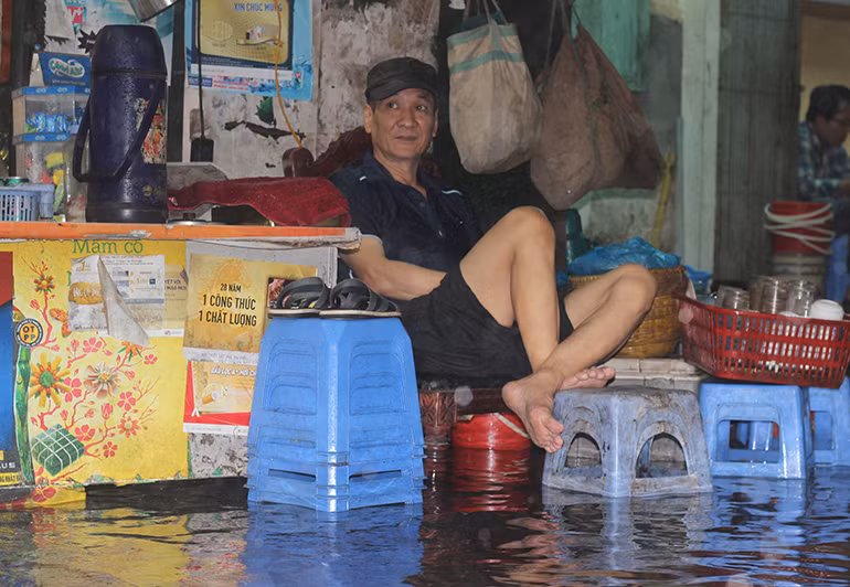 Nhiều quán xá trên phố Đội Cấn ế khách do nước ngập.