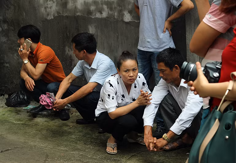 Trong sáng nay, thi thể của bốn nạn nhân đã được đưa ra khỏi hiện trường. Người thân nạn nhân cũng nhanh chóng đến hiện trường, họ buồn bã, xót thương.