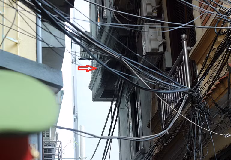 Theo các nhân chứng, do thời điểm xảy ra vụ cháy mọi người đều đang ngủ nên không ai biết. Chỉ đến khi họ nghe thấy tiếng kêu cứu của ông B., sau đó chạy ra thì trông thấy cảnh tượng kinh hoàng ngọn lửa đang bốc cháy dữ dội ở tầng một rồi lan lên các tầng trên.