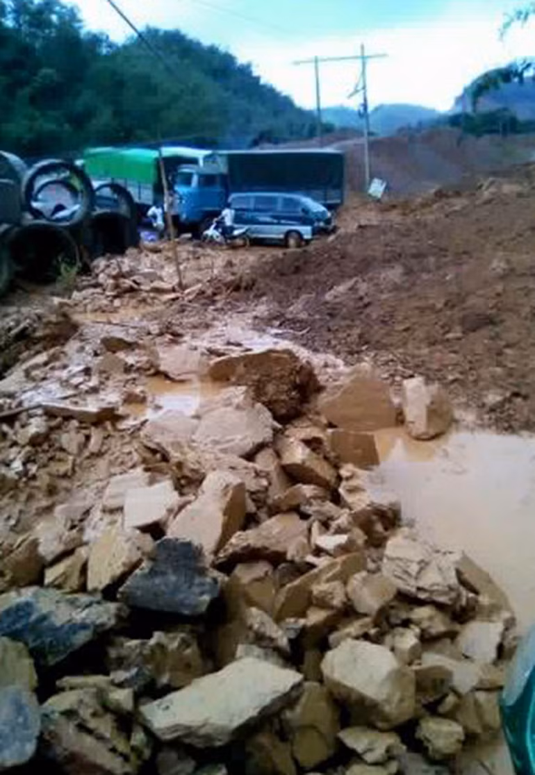 Tại tuyến đường từ TP Hòa Bình lên Đà Bắc, nhiều đoạn bị sạt lở, đất bùn và đá lớn chặn đường các phương tiện.