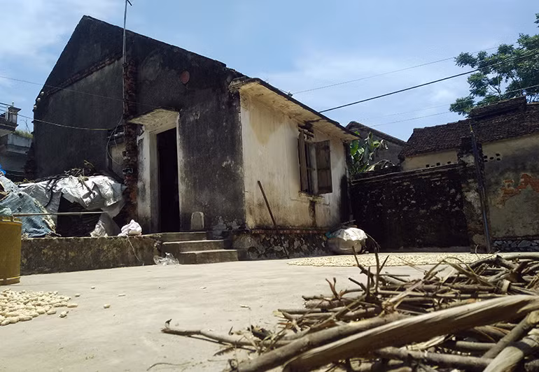 Ông Nguyễn Văn Thêm - Trưởng thôn thôn Áng Thượng - cho biết: "Gia đình chị Bảy hiện có 6 nhân khẩu (một mẹ già ốm yếu, vợ chồng chị Bảy cùng ba con nhỏ đang ăn học). Chị Bảy là người hiền lành, một thân một mình phải làm lụng vất vả để kiếm tiền, chăm sóc cho gia đình vì trước đó, chồng chị đi phụ hồ gặp tai nạn, giờ chỉ làm được việc nhẹ ở nhà".