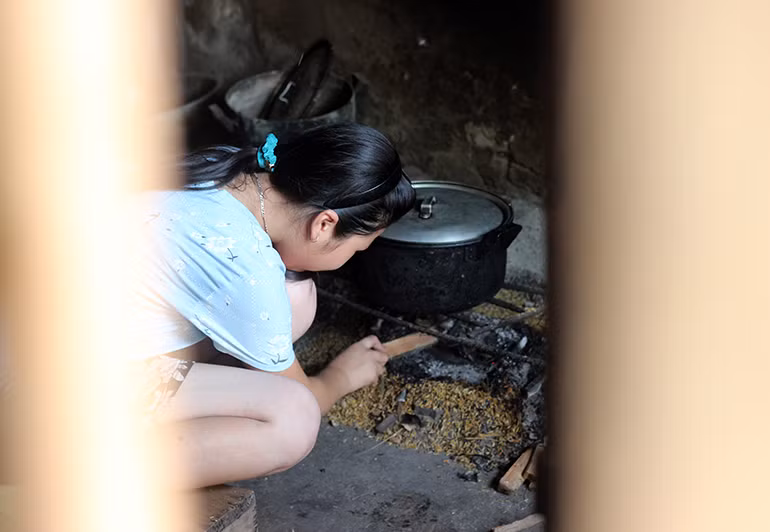 Do bố phải lên bệnh viện Sóc Sơn (Hà Nội) chăm mẹ nên ở nhà cháu Quản Thị Luyến (con gái thứ 2 của chị Bảy) phải lo những công việc nhẹ nhàng giúp bà nội, còn anh trai cả tranh thủ nghỉ hè đi phụ hồ xa nhà để kiếm thêm thu nhập.