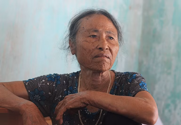 Bà Nguyễn Thị Oanh (77 tuổi, mẹ chồng chị Bảy) kể: "Con dâu tôi và con trai Quản Trung Dũng cưới nhau được hơn chục năm rồi. Từ ngày Dũng đi phụ hồ gặp tai nạn lao động, ảnh hưởng đến cánh tay nên không làm được việc nặng, một mình con dâu phải lo từ việc nhỏ đến việc lớn. Con dâu là nguồn là thu nhập chính để nuôi gia đình và 3 cháu ăn học (một em học lớp 12; một học lớp 6 và một học lớp 2 - PV). Con dâu tôi chỉ đi bán tăm thôi mà họ đánh nó tội lắm".