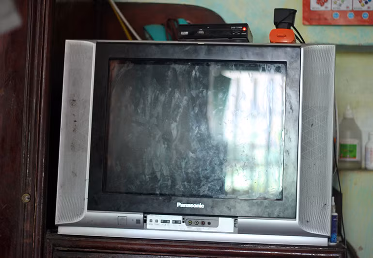 Trong gia đình không có vật dụng gì đáng giá ngoài một chiếc ti vi cũ kỹ.