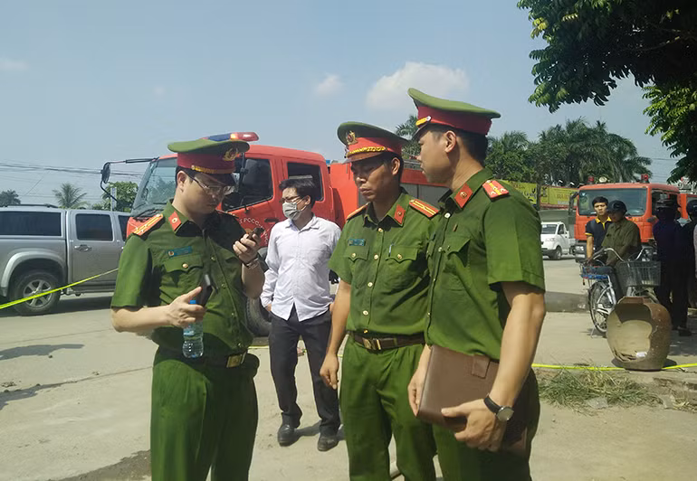 Các lực lượng chức năng vẫn đang phong tỏa tại hiện trường để xử lý vụ việc.