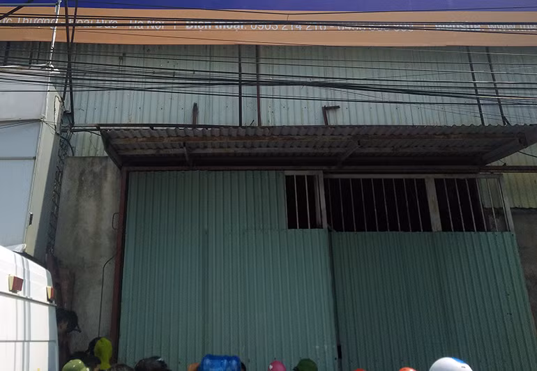 Một số nhân chứng cho biết, nơi xảy ra cháy là một nhà xưởng chuyên sản xuất bánh gato, do có nhiều hộp xốp, bìa các tông nên ngọn lửa bén nhanh khiến mọi người không kịp cứu hỏa.