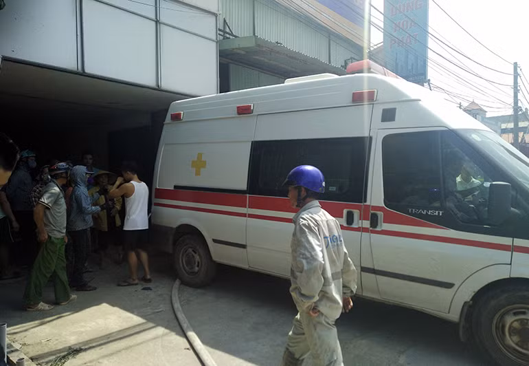 Trong khi đó, tại hiện trường, những chiếc xe cứu thương liên tục vận chuyển các thi thể nạn nhân nhanh chóng ra khỏi khu vực hiện trường vụ cháy.