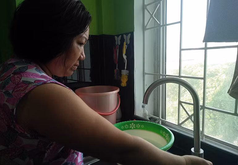 Anh: Nguoi Ha Noi khon kho chia nhau tung xo nuoc sach