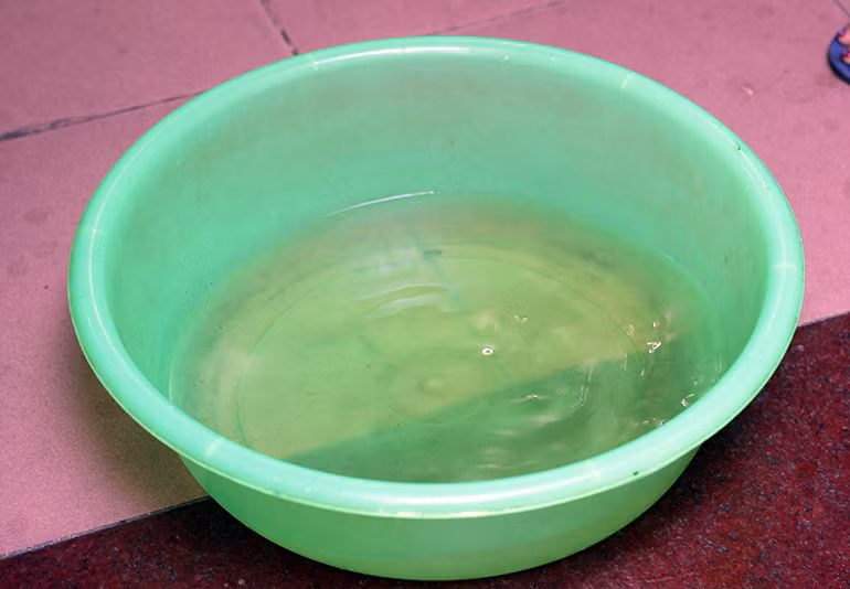 "Chẳng biết nước họ chở đến cho chúng tôi có sạch không mà khi sử dụng mùi rất tanh, bẩn đục. Hơn nữa, họ bảo chở đến 7 khối nhưng thực tế khi nước vào bể chỉ khoảng 5 khối nước. Rất nhiều gia đình bị như vậy và sau đó gọi nước ở chỗ khác nhưng khi xe chỗ khác đến không hiểu vì sao lần sau họ không dám xuất hiện nữa?", ông Đại kể lại.