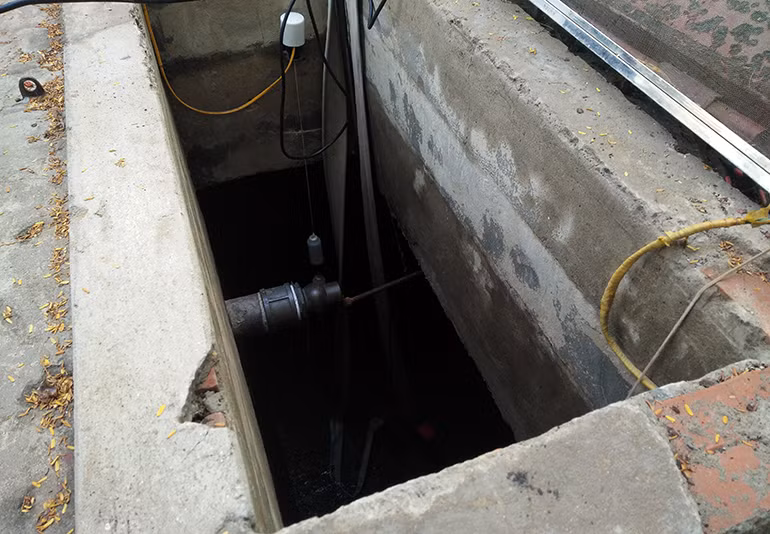 Bể nước sinh hoạt chung của chung cư 15B khu đô thị Đại Kim cả tháng nay nước không bao giờ nước ngập đến 30cm.