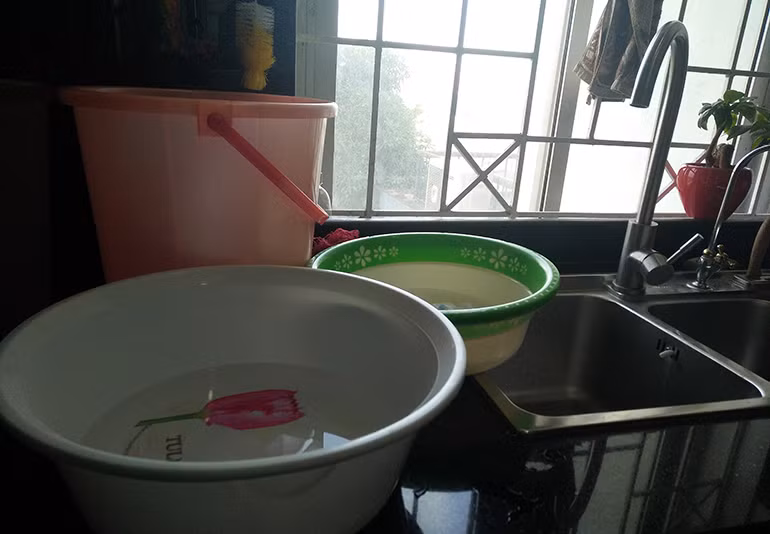 Trước tình trạng thiếu nước sạch, ảnh hưởng đến sức khỏe khiến cuộc sống bị đảo lộn, người dân ở khu đô thị Đại Kim (Hoàng Mai, Hà Nội) đã làm đơn kiến nghị gửi lên các cơ quan chức năng có thẩm quyền để xử lý, nhanh chóng khắc phục để người dân sớm ổn định cuộc sống. Tuy nhiên, vấn đề này vẫn chưa được xử lý khiến người dân vô cùng bức xúc.