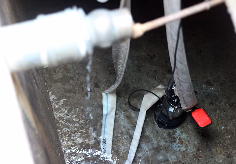 Nước chảy vào bể chứa rất nhỏ, không đủ để cho người dân sử dụng.