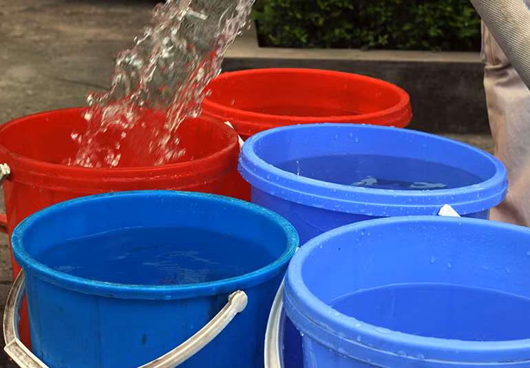 Người Hà Nội phải chia nhau từng xô nước sạch để dùng do bị mất nước kéo dài.