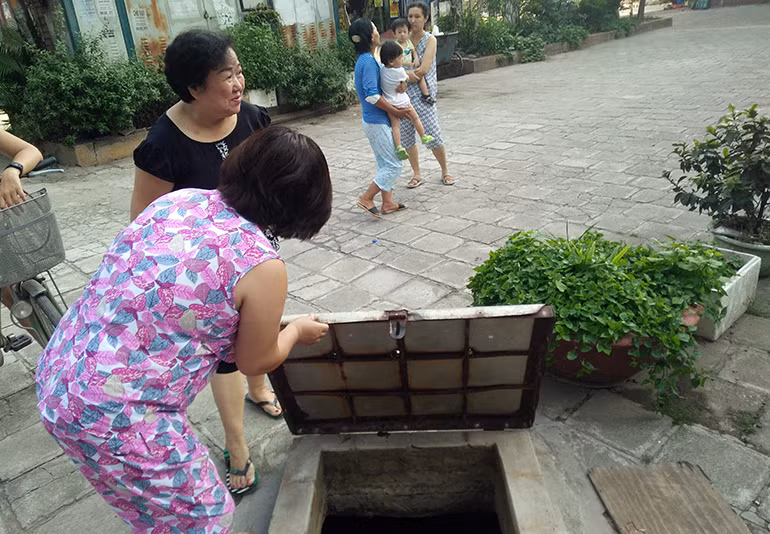 Khốn khổ hơn là những hộ gia đình sống tại các tòa nhà chung cư ở khu đô thị Đại Kim, họ phải leo lên, leo xuống xách từng can nước dưới bể chứa ở sân chung cư.