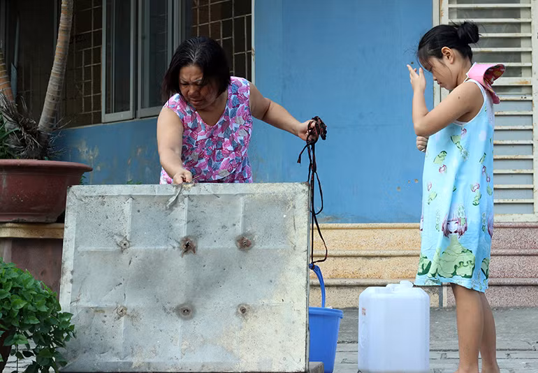 Bà Dương Tú Anh (Tổ trưởng tổ dân phố 42, nhà 9B khu đô thị Đại Kim) bức xúc, nói: "Tòa nhà chung cư 9B của chúng tôi có 9 tầng, với 63 hộ dân, cả tháng nay, vào các buổi sáng và chiều hàng ngày, mọi người đều phải đua nhau xuống dưới sân chung cư chia nhau từng can nước trong bể công cộng. Do thiếu nước sạch nên chúng tôi phải đi tắm nhờ, thậm chí còn có gia đình xuống xách nước nhưng không còn nữa đành phải nhịn tắm một, hai ngày".