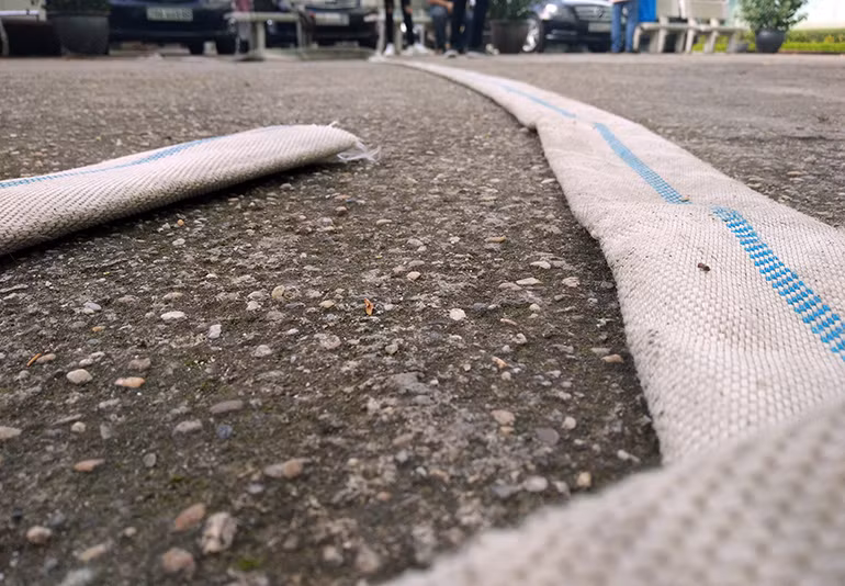 Đường ống của máy bơm dẫn từ bể nước lên chia cho người dân ở khu đô thị Đại Kim.