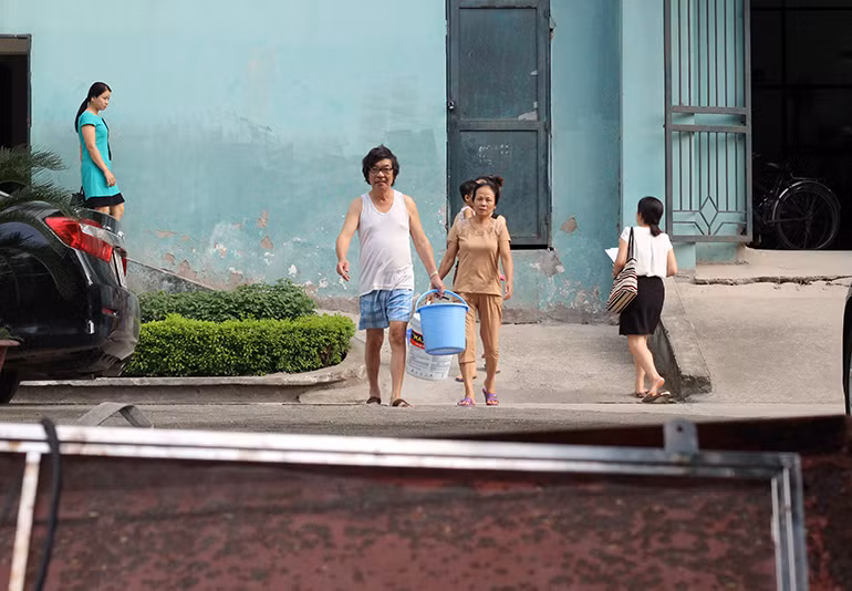 Theo một nhân viên bảo vệ ở tòa nhà chung cư 15B khu đô thị Đại Kim, bể nước sinh hoạt chung ở dưới sân chung cư này chứa được 300 khối nước. Tuy nhiên, do mất nước liên tục, nếu có nước cũng chỉ chảy từ ống dẫn vào bể rất nhỏ nên không đủ để bơm lên bể cao (chứa khoảng 50 khối) phân phối cho các gia đình.