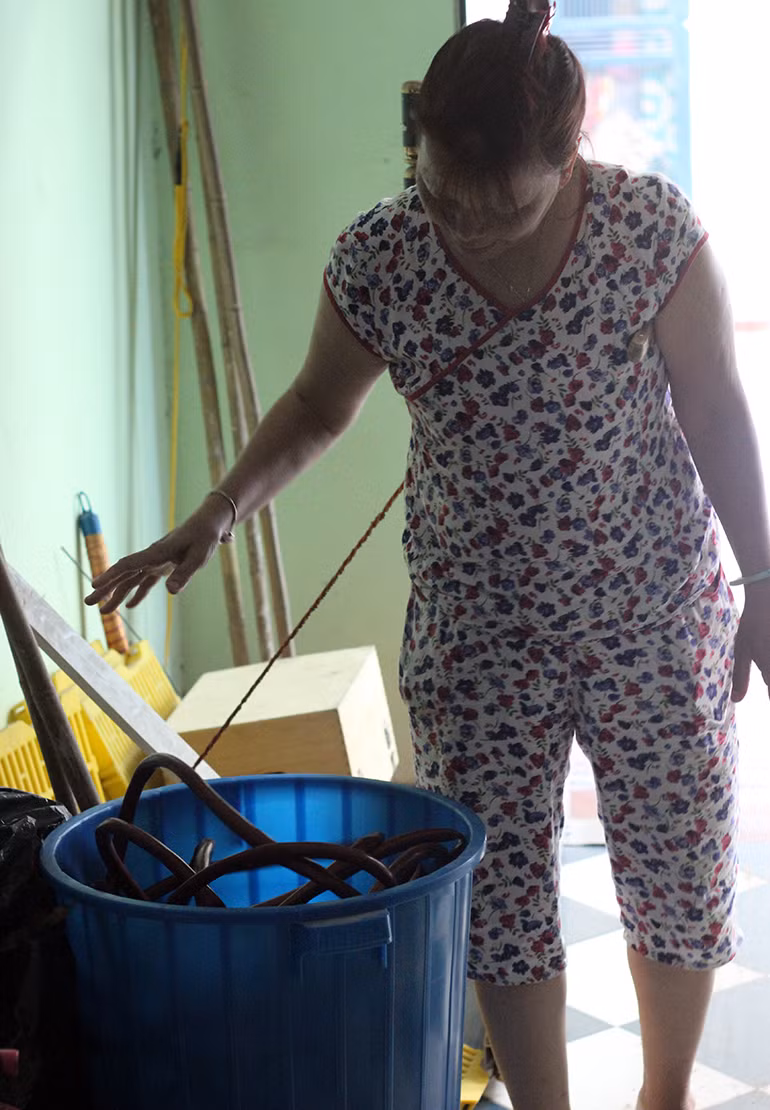 Bà Phạm Thị Mai (60 tuổi, số nhà 11/B5 khu đô thị Đại Kim) cho biết: "Tình trạng mất nước sinh hoạt ở khu dân cư chúng tôi tồn tại từ năm ngoái (năm 2016). Tuy nhiên, thời gian này là nghiêm trọng nhất, các nhà ở đây đều không có một giọt nước sạch nào. Đêm đến có gia đình phải trực chờ tới 2, 3h sáng, nghe thấy tiếng nước được bơm chảy vào bể nhưng chỉ vài phút sau lại im bặt. Để khắc phục tạm thời, chúng tôi phải bỏ tiền ra mua từng xe nước để bơm vào bể nhưng chỉ dám dùng tiết kiệm (giá khoảng từ 1 triệu đến 1,2 triệu/1 xe nước/7 khối nước".