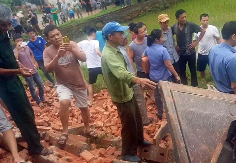 Rất nhiều người dân địa phương kéo nhau đến theo dõi vụ tai nạn đường sắt. Nguyên nhân xảy ra tai nạn vẫn đang được cơ quan chức năng làm rõ.