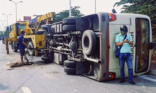 Xe khach lat giua duong Ha Noi, nhieu nguoi thoat chet-Hinh-2