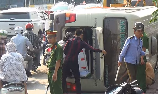 Xe khach lat giua duong Ha Noi, nhieu nguoi thoat chet