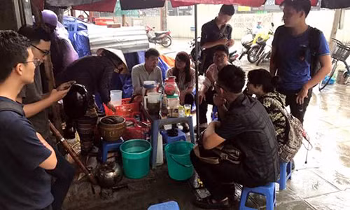 Nguoi quay clip "co gai lay nuoc rua chan pha tra da" lam viec voi cong an