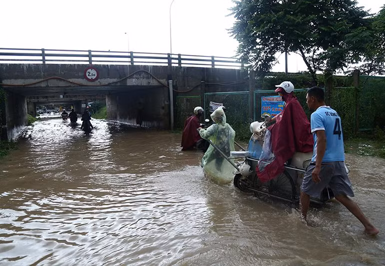 Biết được khu vực xảy ra tình trạng ngập úng, xe máy di chuyển qua đây sẽ bị chết máy ngay lập tức nên nhiều người tranh thủ mở dịch vụ cứu hộ xe máy ngập nước.