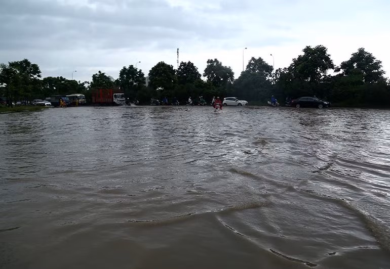 Dan hot bac nho cuu xe ngap nuoc tren Dai lo Thang Long