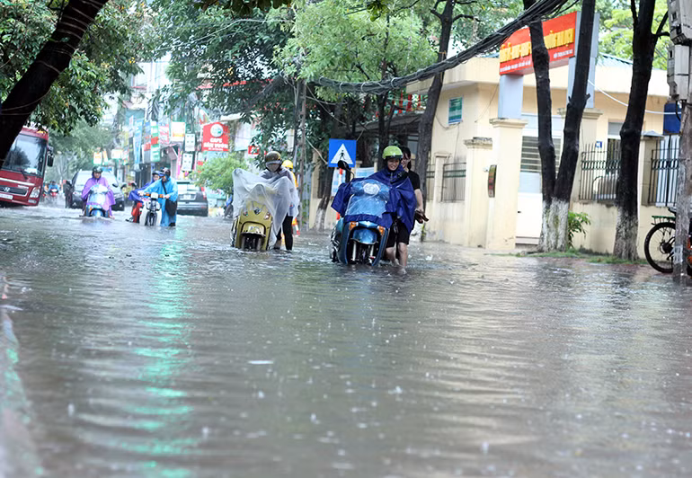 Anh: Duong pho Ha Noi bien thanh song do anh huong bao so 2-Hinh-3