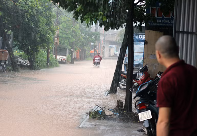 Anh: Duong pho Ha Noi bien thanh song do anh huong bao so 2-Hinh-9