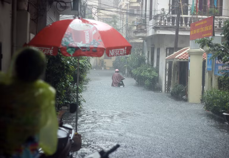 Anh: Duong pho Ha Noi bien thanh song do anh huong bao so 2-Hinh-2