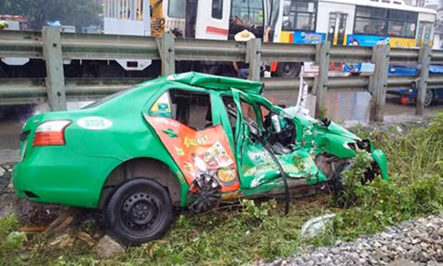 Xe taxi bien dang ta toi sau khi bi tau hoa keo le o Ha Noi-Hinh-2