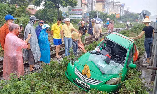 Xe taxi bien dang ta toi sau khi bi tau hoa keo le o Ha Noi