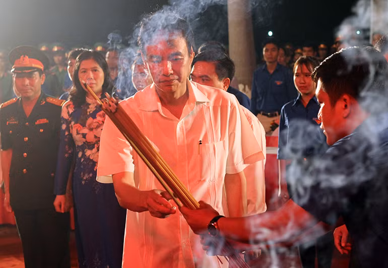 Ngay sau phần lễ, các đại biểu, đoàn viên thanh niên đã dâng hương, hoa và thắp những ngọn nến lung linh trên hơn 1.700 phần mộ các đồng chí lãnh đạo Đảng, Nhà nước, các bậc lão thành cách mạng, các Anh hùng, Liệt sĩ đang yên nghỉ tại đây.