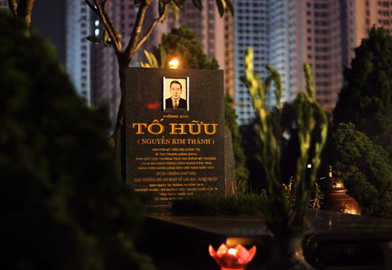 Phần mộ của đồng chí Tố Hữu. Ông từng giữ các chức vụ quan trọng trong hệ thống chính trị của Việt Nam như: Ủy viên Bộ Chính trị, Bí thư Ban Chấp hành Trung ương Đảng Cộng sản Việt Nam, Phó Chủ tịch thứ Nhất Hội đồng Bộ trưởng nước Cộng hòa Xã hội Chủ nghĩa Việt Nam...