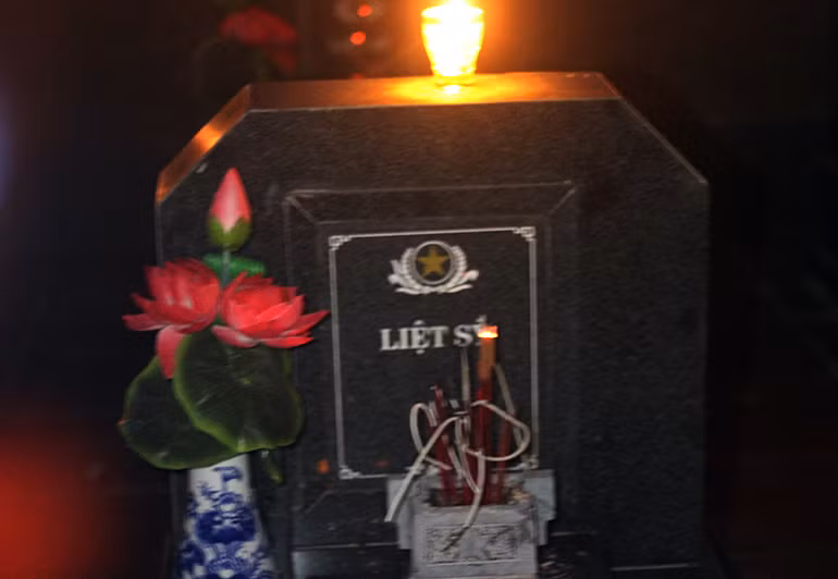 Những ngọn nến lung linh được thắp trên phần mộ của các Liệt sĩ vô danh để linh hồn các đồng chí trở nên ấm hơn, thế hệ sau này vẫn luôn ghi nhớ công ơn các anh.