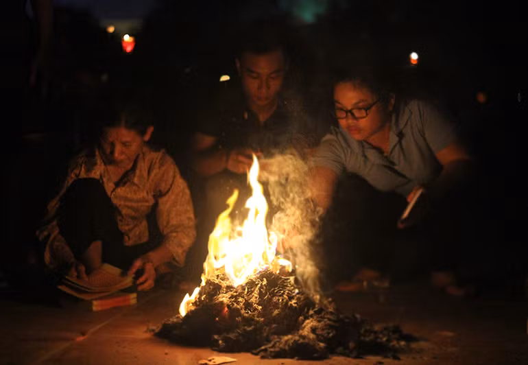 Bà Vũ Thị Côi (71 tuổi, Hà Nội) dẫn các cháu, chắt đến thăm phần mộ cha mình.