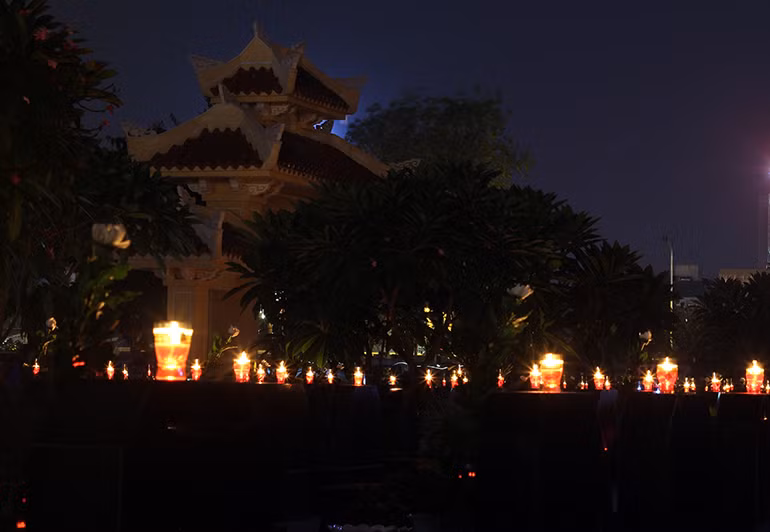 Hàng nghìn ngọn nến được thắp sáng lung linh.