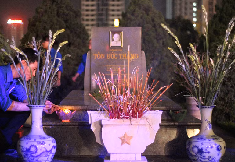 Phía trước mỗi lư hương đặt ở phần mộ của các lãnh đạo Đảng, Nhà nước, các bậc lão thành Cách mạng, các Anh hùng, Liệt sĩ Việt Nam đều được gắn ngôi sao vàng quyết thắng thể hiện ý chí kiên cường, bất khuất.