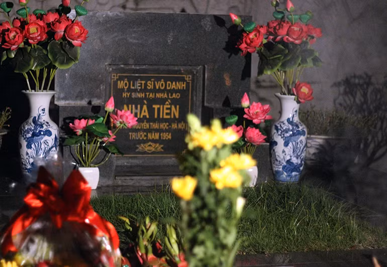 Tại nghĩa trang Mai Dịch vẫn có nhiều phần mộ Liệt sĩ vô danh hy sinh tại nhà lao Nhà Tiền.