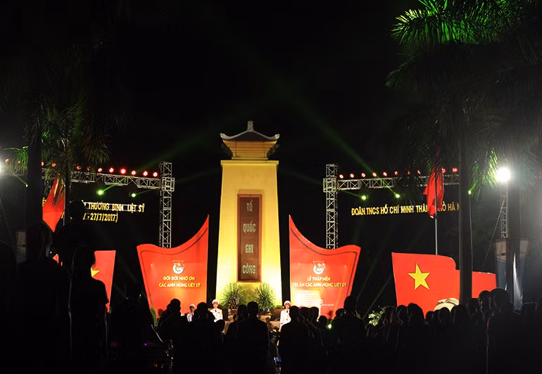 Nghĩa trang Mai Dịch nằm trên tuyến đường Hồ Tùng Mậu nối quốc lộ 32, là nơi an nghỉ của những người anh hùng, liệt sĩ Việt Nam trong thời kỳ sau Cách mạng tháng 8/1945.