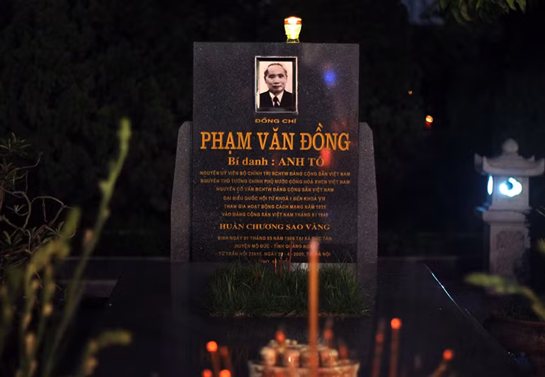 Nằm ở chính giữa trung tâm của nghĩa trang là hai hàng mộ từ các lãnh đạo Đảng và Nhà nước như: Tổng bí thư Lê Duẩn, Tổng bí thư Trường Chinh, Thủ tướng Phạm Văn Đồng... đến các anh hùng, liệt sĩ, nhà văn hóa hay nhiều tầng lớp trí thức ở thủ đô.