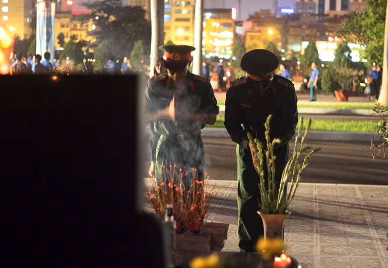 Thế hệ trẻ nghiêng mình, thành kính và biết ơn.