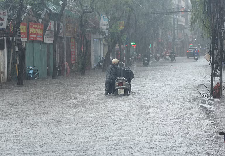 Ha Noi tiep tuc mua lon, nhieu khu vuc ngap nang