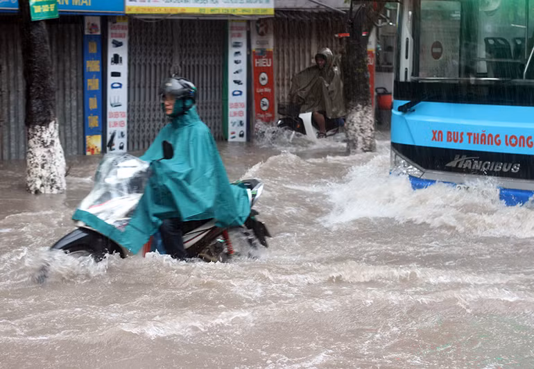 Sóng nước đánh rất mạnh mỗi khi có xe ô tô lớn di chuyển qua các đoạn nước ngập ở Đội Cấn.