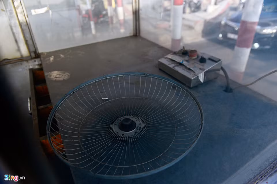 Bên trong cabin bán vé ngổn ngang, bụi bặm bám đầy.